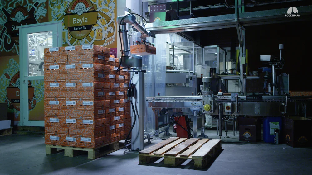 Robot palletising boxes at a production facility